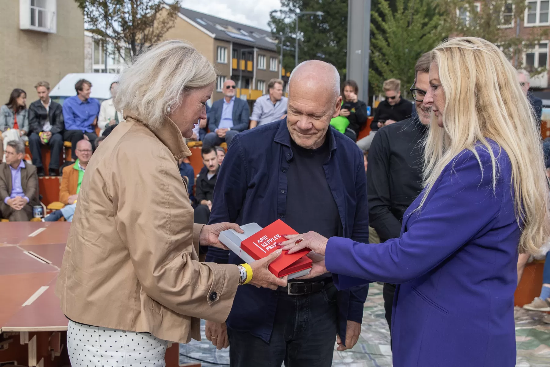 Elise van Melis en Job Roos krijgen prijs
